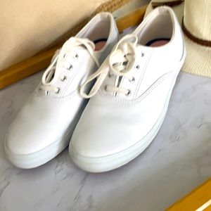 White Hanes shoes